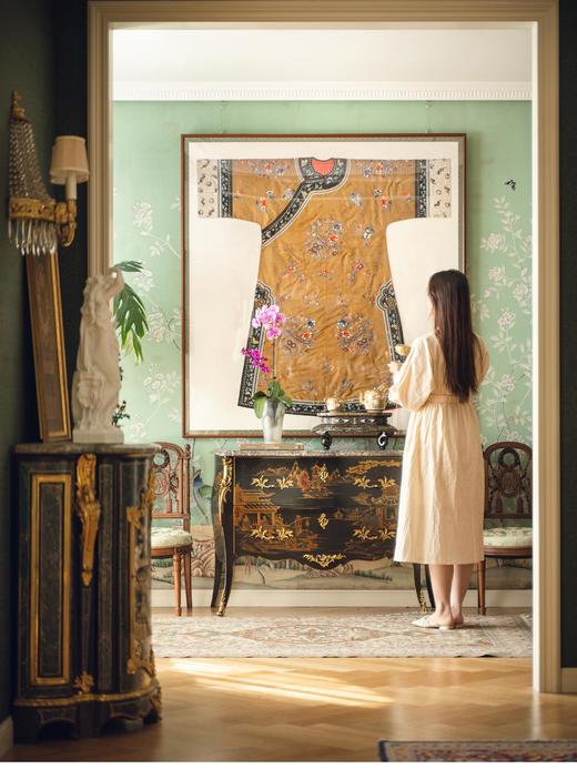 独角鹿西洋古董 19世纪末中国晚清时期出品香色缎绣富贵花果及祥瑞彩蝶纹氅衣 商品图1