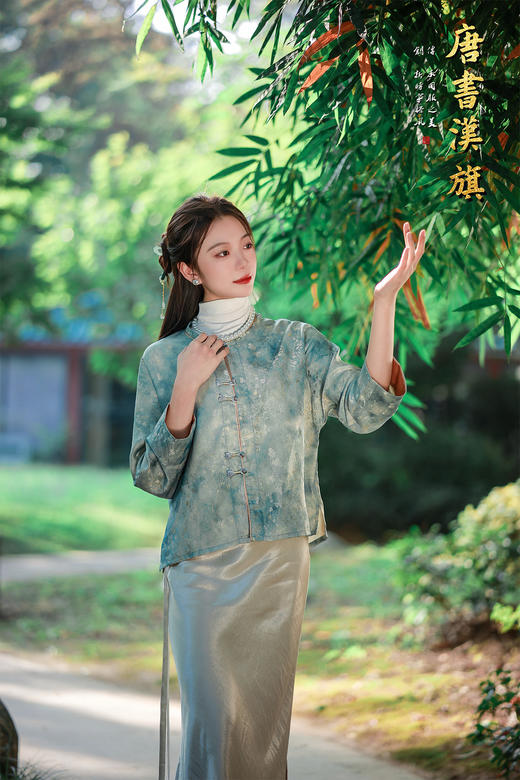 【青花灰影（人丝提花）】青釉色提花中式短衫，萃取国风雅致，点亮日常穿搭意境。   衣身以清润青釉色为底，暗织雅致提花纹理，圆领设计衬出颈部温婉线条；门襟缀传统盘扣，长袖翻折整体版型宽松有度 商品图4