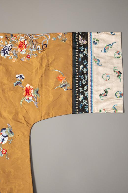 独角鹿西洋古董 19世纪末中国晚清时期出品香色缎绣富贵花果及祥瑞彩蝶纹氅衣 商品图6