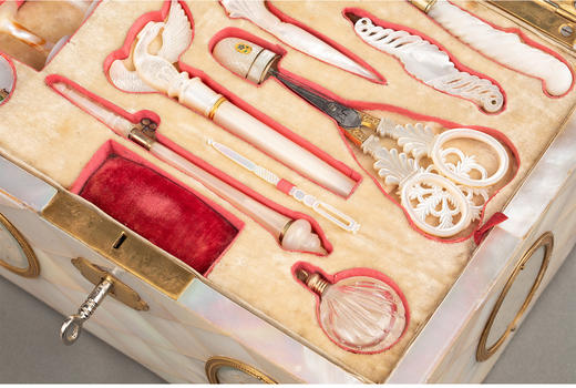 独角鹿西洋古董 19世纪法国卢浮宫回廊商店出品奥地利艺术家Balthasar Wigand绘《维也纳“十字架上的纺纱者”石塔》细密画外盒装饰铜鎏金嵌母贝缝纫套件 商品图5