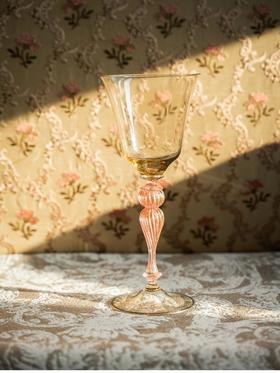 独角鹿西洋古董 20世纪意大利威尼斯穆拉诺水晶工坊出品玻璃点金工艺螺旋纹粉色杯柄修饰琥珀色杯身玻璃高脚杯