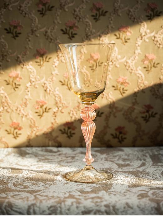 独角鹿西洋古董 20世纪意大利威尼斯穆拉诺水晶工坊出品玻璃点金工艺螺旋纹粉色杯柄修饰琥珀色杯身玻璃高脚杯 商品图0