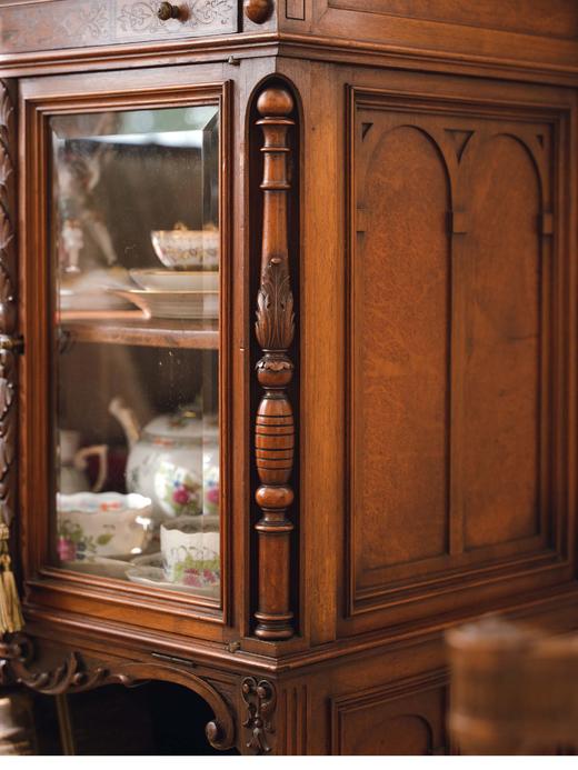 【已售】独角鹿西洋古董 19世纪欧洲出品新古典主义风格繁花卷叶主题硬木精雕多层展示柜 商品图4