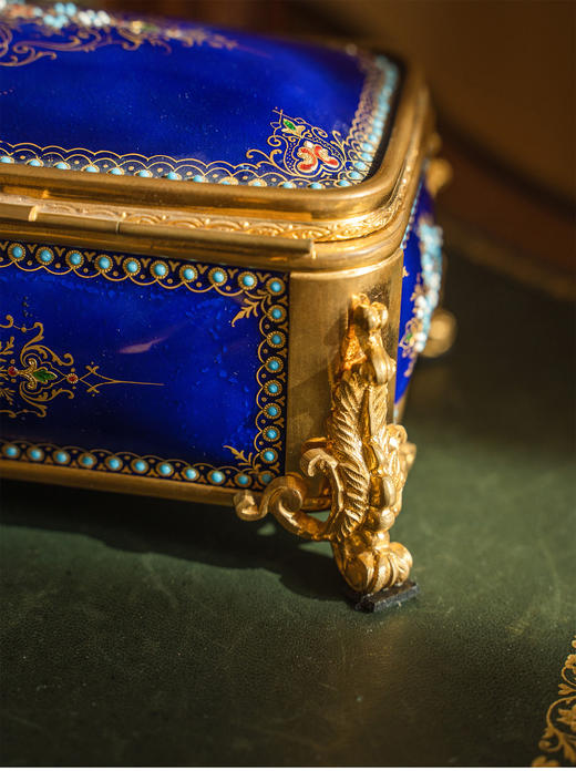 【已售】独角鹿西洋古董 19世纪末法国出品铜鎏金精雕装饰卷叶花卉主题布雷松珐琅彩绘描金珍宝盒 商品图4