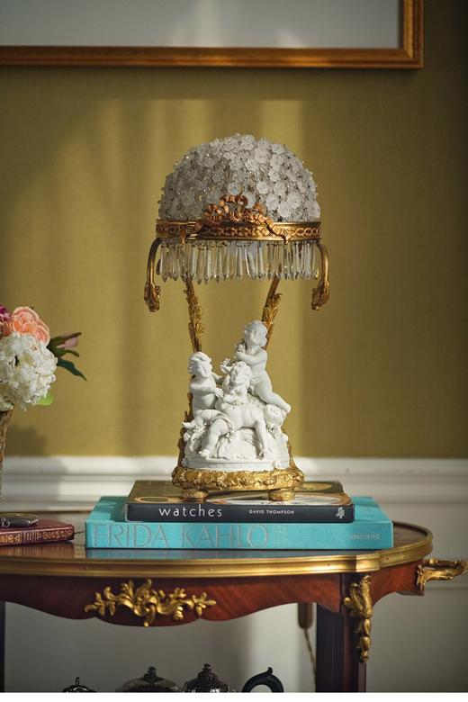 【已售】独角鹿西洋古董 19世纪欧洲出品铜鎏金精雕装饰繁花造型玻璃灯罩天使与山羊主题素胎瓷雕底座台灯 商品图0