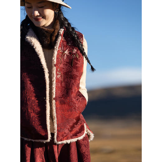 牧衣游原创 双面穿羊羔毛提花刺绣马夹复古民族风红色开衫 知予 商品图1