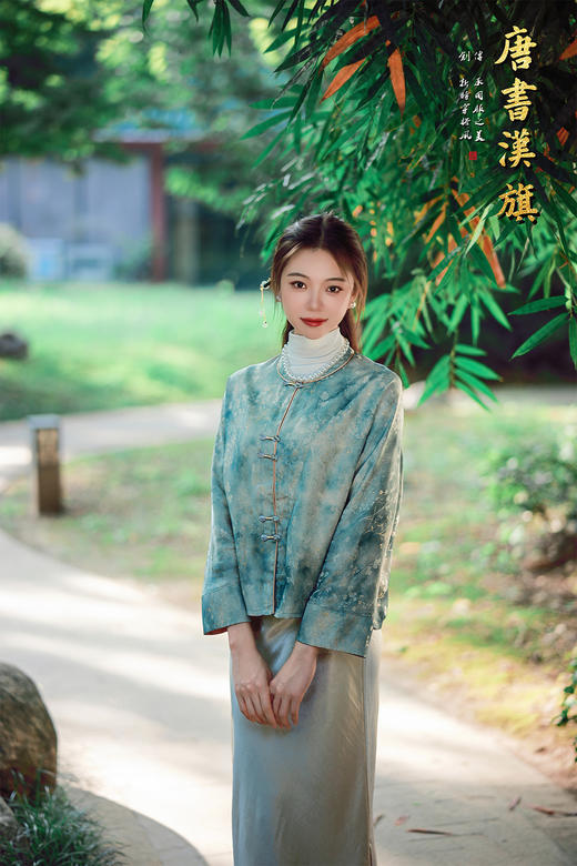 【青花灰影（人丝提花）】青釉色提花中式短衫，萃取国风雅致，点亮日常穿搭意境。   衣身以清润青釉色为底，暗织雅致提花纹理，圆领设计衬出颈部温婉线条；门襟缀传统盘扣，长袖翻折整体版型宽松有度 商品图1
