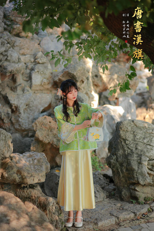 【青竹雅韵（丝绸绣花）】春芽绿绣花中式短衫，融古典雅韵于现代穿搭。   衣身以清新春芽绿为底，满幅提花暗织花团锦簇，门襟缀传统盘扣，喇叭袖口饰精美绣边，细节处尽显国风巧思；宽松版型适配多元身形 商品图5