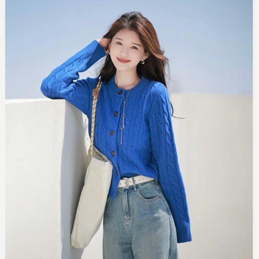 秒变冷白皮的克莱因蓝 温柔到骨子里【ORIGNAL&CO  经典复古开衫】早晚穿厚度刚好，软糯不扎肤，单穿叠穿都好看，春秋穿它氛围感拉满~ 商品图1