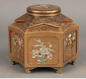 独角鹿西洋古董 1880年代日本明治时期出品富贵花鸟主题芝山镶嵌装饰卷草叶纹金漆莳绘茶叶罐