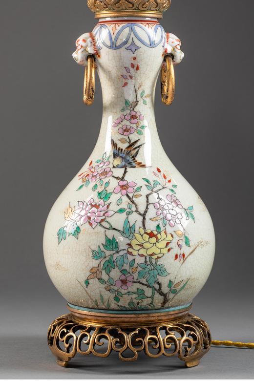 独角鹿西洋古董 1870年代法国出品东方风格铜鎏金精雕底座嵌龙纹珐琅彩绘水晶灯罩装饰「喜上梅梢」主题冰裂纹瓷瓶台灯一对 商品图5