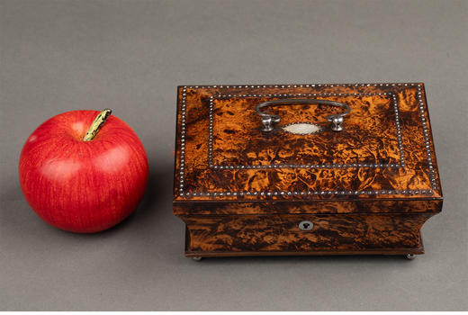 独角鹿西洋古董 19世纪法国卢浮宫回廊商店出品带镜木质外盒装饰铜鎏金精雕嵌母贝缝纫套件 商品图1