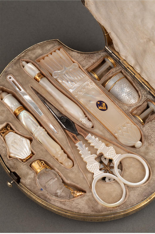 独角鹿西洋古董 1820年代法国卢浮宫回廊商店出品贝壳造型外盒装饰铜鎏金精雕嵌母贝缝纫套件 商品图3