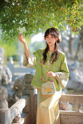 【青竹雅韵（丝绸绣花）】春芽绿绣花中式短衫，融古典雅韵于现代穿搭。   衣身以清新春芽绿为底，满幅提花暗织花团锦簇，门襟缀传统盘扣，喇叭袖口饰精美绣边，细节处尽显国风巧思；宽松版型适配多元身形