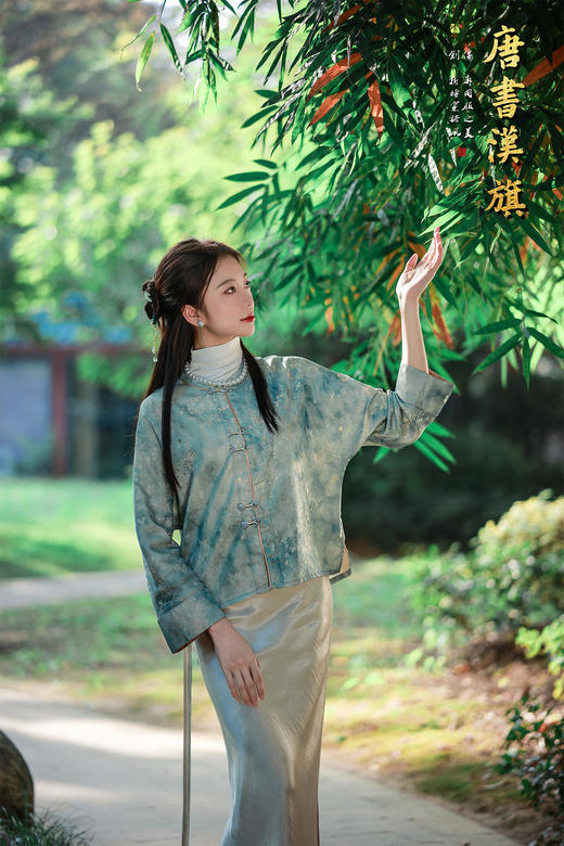 【青花灰影（人丝提花）】青釉色提花中式短衫，萃取国风雅致，点亮日常穿搭意境。   衣身以清润青釉色为底，暗织雅致提花纹理，圆领设计衬出颈部温婉线条；门襟缀传统盘扣，长袖翻折整体版型宽松有度 商品图7