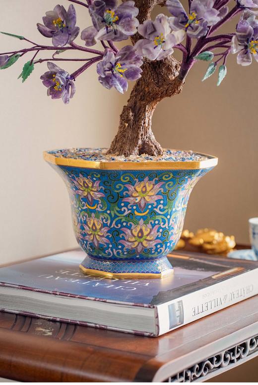 【已售】独角鹿西洋古董 20世纪中国创汇时期出品宝相花纹景泰蓝盆装饰「碧桃花开」珍宝像生盆景一对 商品图2