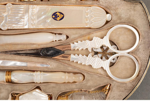 独角鹿西洋古董 1820年代法国卢浮宫回廊商店出品贝壳造型外盒装饰铜鎏金精雕嵌母贝缝纫套件 商品图4