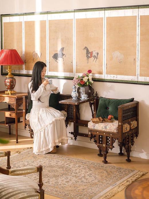 【已售】独角鹿西洋古董 1880年代叙利亚出品伊斯兰风格母贝镶嵌卷叶纹硬木精雕可折叠式双人桌椅套件 商品图1