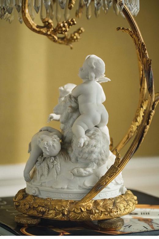 【已售】独角鹿西洋古董 19世纪欧洲出品铜鎏金精雕装饰繁花造型玻璃灯罩天使与山羊主题素胎瓷雕底座台灯 商品图4