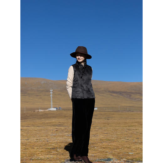 牧衣游原创 重磅26姆米提花香云纱高蓬松红嘴雁羽绒马夹女冬 溪影 商品图3