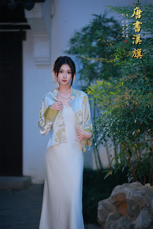 【金枝叶花】青金提花中式短衫，融民国风雅于现代剪裁，焕新国风穿搭意境。   衣身以清透青金为底，暗织雅致提花纹理，领口与袖口饰暖黄缎边 商品图6