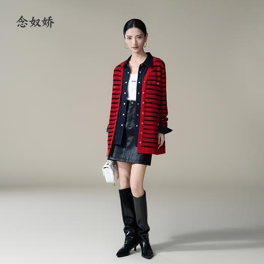 【商场同款】CNR4A97“经典条纹开衫”氛围感红色轻松愉悦 松H廓形中长款包容腰胯 浮雕金属扣增添时尚奢华感 肌理感针法有质感 羊毛开衫 商品图12