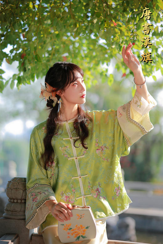 【青竹雅韵（丝绸绣花）】春芽绿绣花中式短衫，融古典雅韵于现代穿搭。   衣身以清新春芽绿为底，满幅提花暗织花团锦簇，门襟缀传统盘扣，喇叭袖口饰精美绣边，细节处尽显国风巧思；宽松版型适配多元身形 商品图3