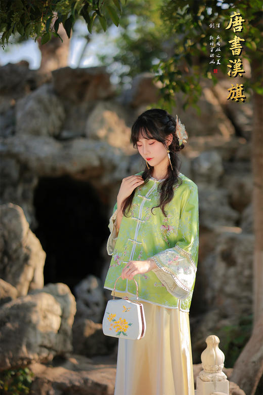 【青竹雅韵（丝绸绣花）】春芽绿绣花中式短衫，融古典雅韵于现代穿搭。   衣身以清新春芽绿为底，满幅提花暗织花团锦簇，门襟缀传统盘扣，喇叭袖口饰精美绣边，细节处尽显国风巧思；宽松版型适配多元身形 商品图4