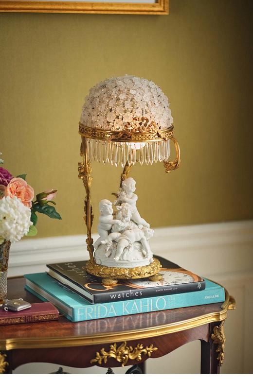 【已售】独角鹿西洋古董 19世纪欧洲出品铜鎏金精雕装饰繁花造型玻璃灯罩天使与山羊主题素胎瓷雕底座台灯 商品图2