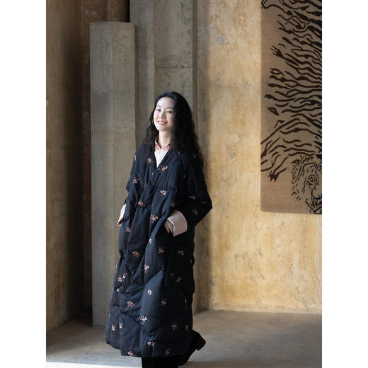 牧衣游原创 丝棉匹绣红嘴雁绒羽绒服长外套女新抗寒加厚保暖 渡霜 商品图3