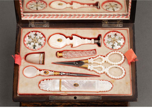 独角鹿西洋古董 19世纪法国卢浮宫回廊商店出品带镜木质外盒装饰铜鎏金精雕嵌母贝缝纫套件 商品图4