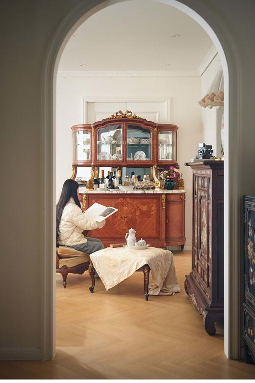 独角鹿西洋古董 19世纪末法国出品路易十六风格铜鎏金精雕装饰繁花奖杯主题细木镶嵌及大理石台面带镜餐边柜 商品图1