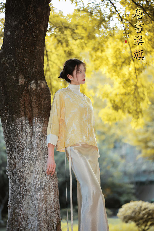 【烟紫黄鹤云（织锦缎）】鹅黄提花中式短衫，撷取国风雅意，焕新日常穿搭。   衣身以柔润鹅黄为底，暗织精致提花纹理，圆领设计衬出颈部温婉线条；门襟缀质感纽扣，七分袖口翻折浅香槟色缎面 商品图5