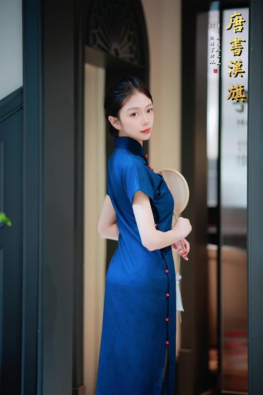 【远山黛】藏青提花旗袍高领剪裁衬出颈部线条，侧襟红珠盘扣添复古灵韵，短袖设计适配多场景穿搭；提花面料暗蕴精致纹理，修身廓形勾勒曼妙曲线，开衩细节更显步履风情。 商品图7