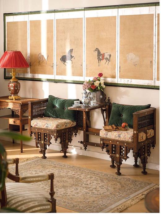 【已售】独角鹿西洋古董 1880年代叙利亚出品伊斯兰风格母贝镶嵌卷叶纹硬木精雕可折叠式双人桌椅套件 商品图0