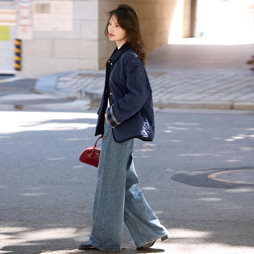 【周末秒杀】熙世界巴恩工装风菱格棉服短外套女2025秋冬新款宽松保暖翻领棉衣 商品图2