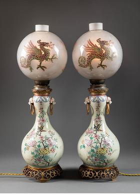 独角鹿西洋古董 1870年代法国出品东方风格铜鎏金精雕底座嵌龙纹珐琅彩绘水晶灯罩装饰「喜上梅梢」主题冰裂纹瓷瓶台灯一对