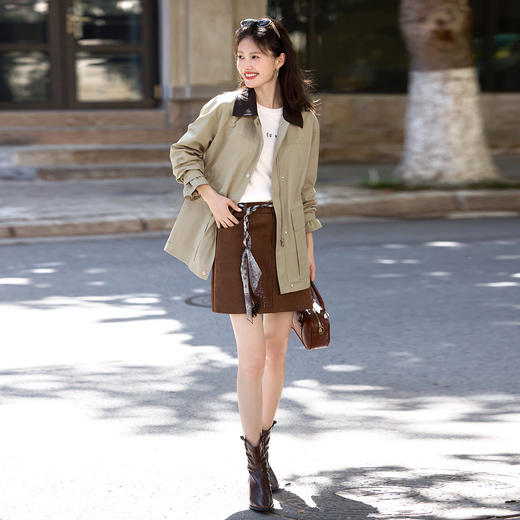 【10/23新品】熙世界工装风撞色PU翻领风衣女2025年秋装新款中长款复古休闲外套 商品图3