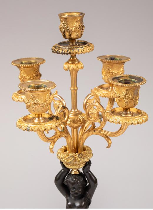 独角鹿西洋古董 19世纪末法国出品路易十六风格小天使主题青铜雕像装饰铜鎏金精雕嵌白色大理石座钟烛台三件套 商品图6