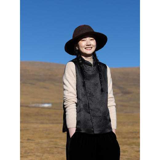 牧衣游原创 重磅26姆米提花香云纱高蓬松红嘴雁羽绒马夹女冬 溪影 商品图1