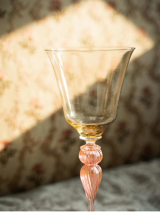 独角鹿西洋古董 20世纪意大利威尼斯穆拉诺水晶工坊出品玻璃点金工艺螺旋纹粉色杯柄修饰琥珀色杯身玻璃高脚杯 商品图1