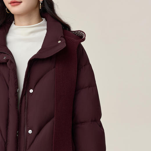 【年货节】熙世界琥珀流光短款羽绒服女冬季2025年新款酒红色连帽白鸭绒外套 商品图4