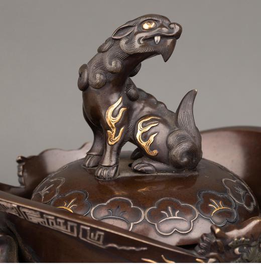独角鹿西洋古董 1880年代日本明治时期出品山水主题镀金银精雕装饰麒麟顶盖及祥纹三足底座赤铜香炉 商品图4