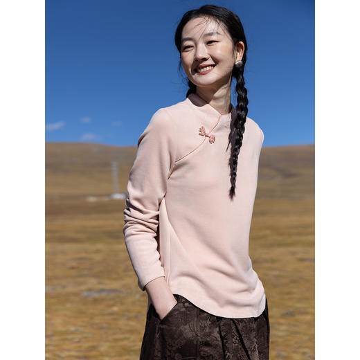 牧衣游原创 洁净绒感T恤女冬季新款轻巧简约斜襟百搭套头衫 颂歌 商品图2