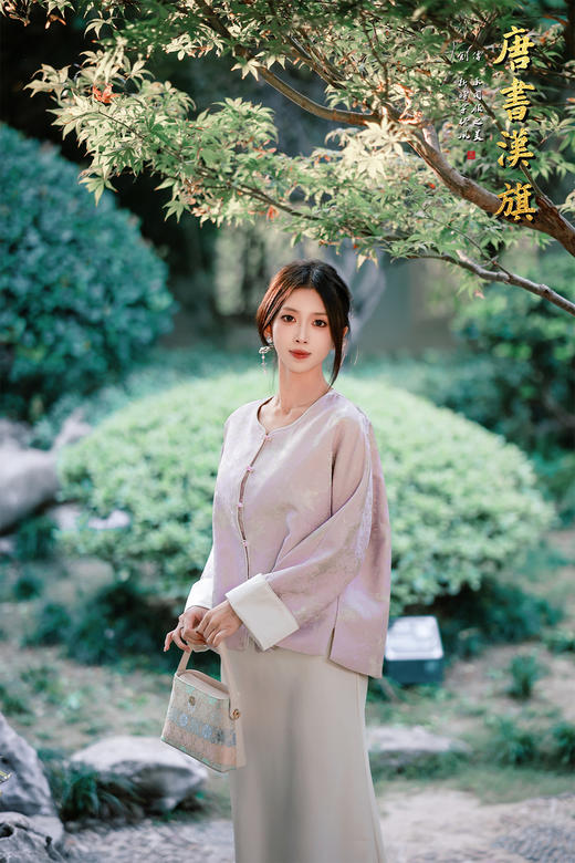 【烟紫黄鹤云（织锦缎）】紫调提花中式短衫，揉碎烟霞入衣袂，焕新国风日常感。   衣身以柔雾紫为底，暗织云纹提花，朦胧间尽显古典雅致；圆领设计衬出颈部线条，门襟缀精致彩扣，袖口翻折浅灰缎面 商品图4