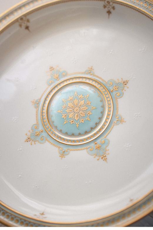 【已售】独角鹿西洋古董 1896年代法国御窑塞弗尔签名出品蓝白釉装饰手绘描金花卉卷叶纹双柄瓷盘 商品图4