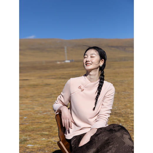 牧衣游原创 洁净绒感T恤女冬季新款轻巧简约斜襟百搭套头衫 颂歌 商品图3