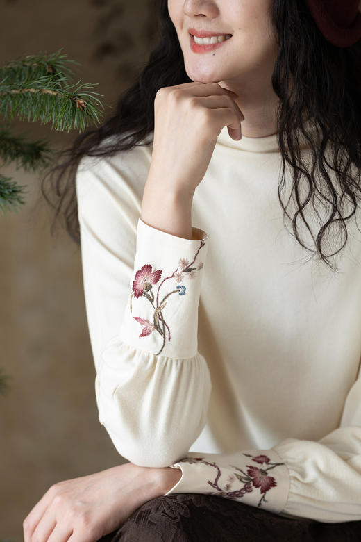 牧衣游原创棉混纺手工刺绣T恤女冬柔软亲肤简约百搭宽松上衣 檐铃 商品图5