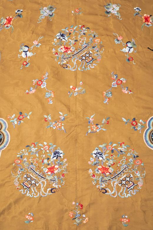 独角鹿西洋古董 19世纪末中国晚清时期出品香色缎绣富贵花果及祥瑞彩蝶纹氅衣 商品图7