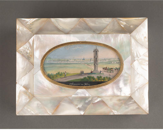 独角鹿西洋古董 19世纪法国卢浮宫回廊商店出品奥地利艺术家Balthasar Wigand绘《维也纳“十字架上的纺纱者”石塔》细密画外盒装饰铜鎏金嵌母贝缝纫套件 商品图2